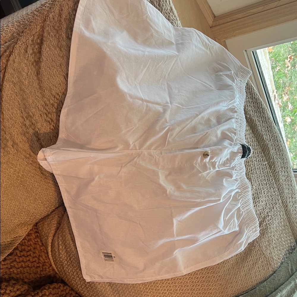 Women’s white poplin boxer shorts.